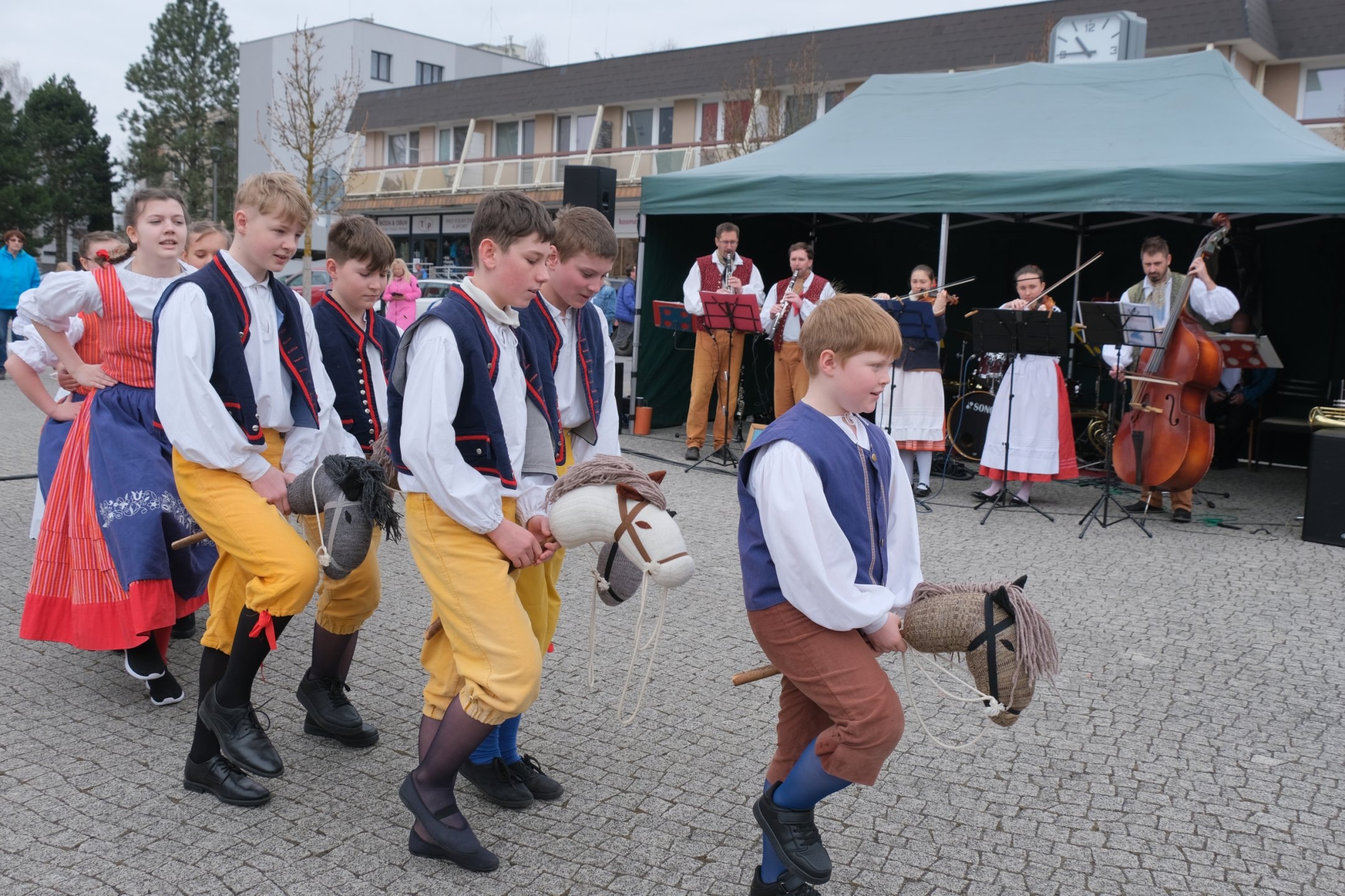 Foto-4-Jarni-jarmark-na-namesti-9.kvetna-ve-Zdirci-n.D.12.4.2025-hudebni-soubor-Vysocanek-z-Hlinska