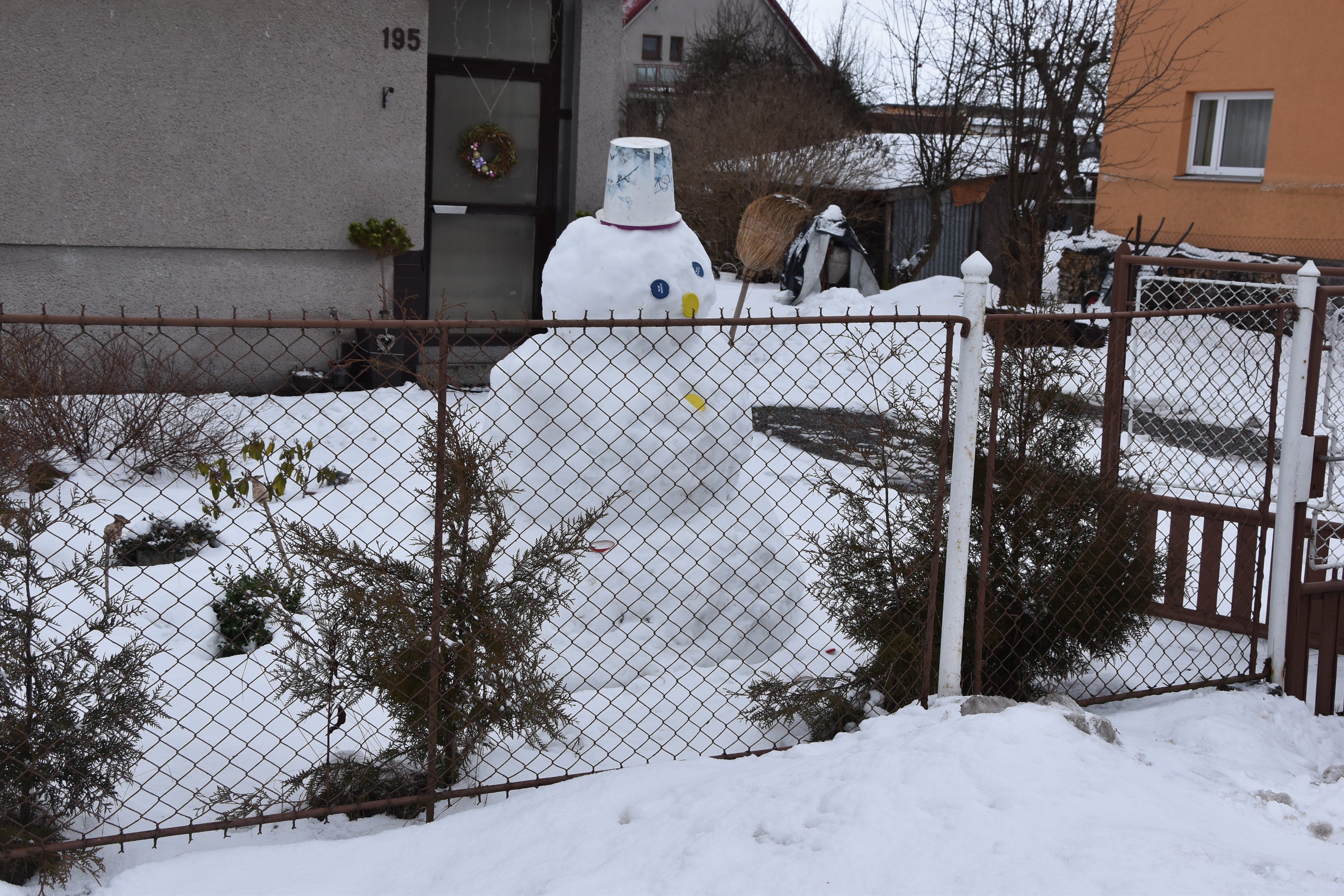 Ve Ždírci n. D. hlídá tento sněhulák ulici Žďárskou  