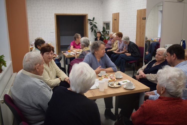 Prodejní výstava výrobků pečujících v městské knihovně