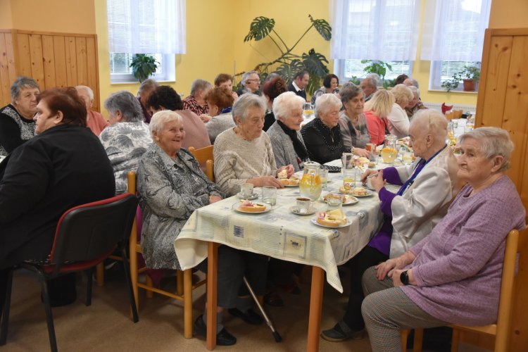 Setkání seniorů pečovatelských domů k výročí MDŽ